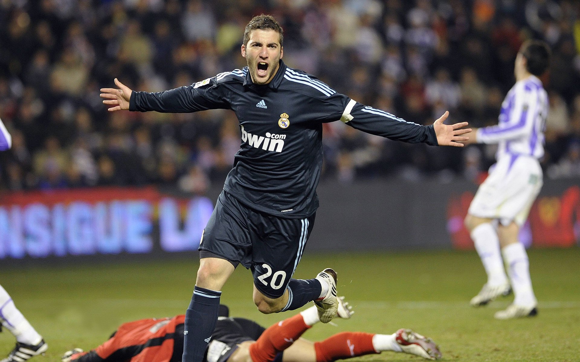 冬奥奇景！塞内加尔队雪地滑跪庆祝成新梗图，塞内加尔运动员